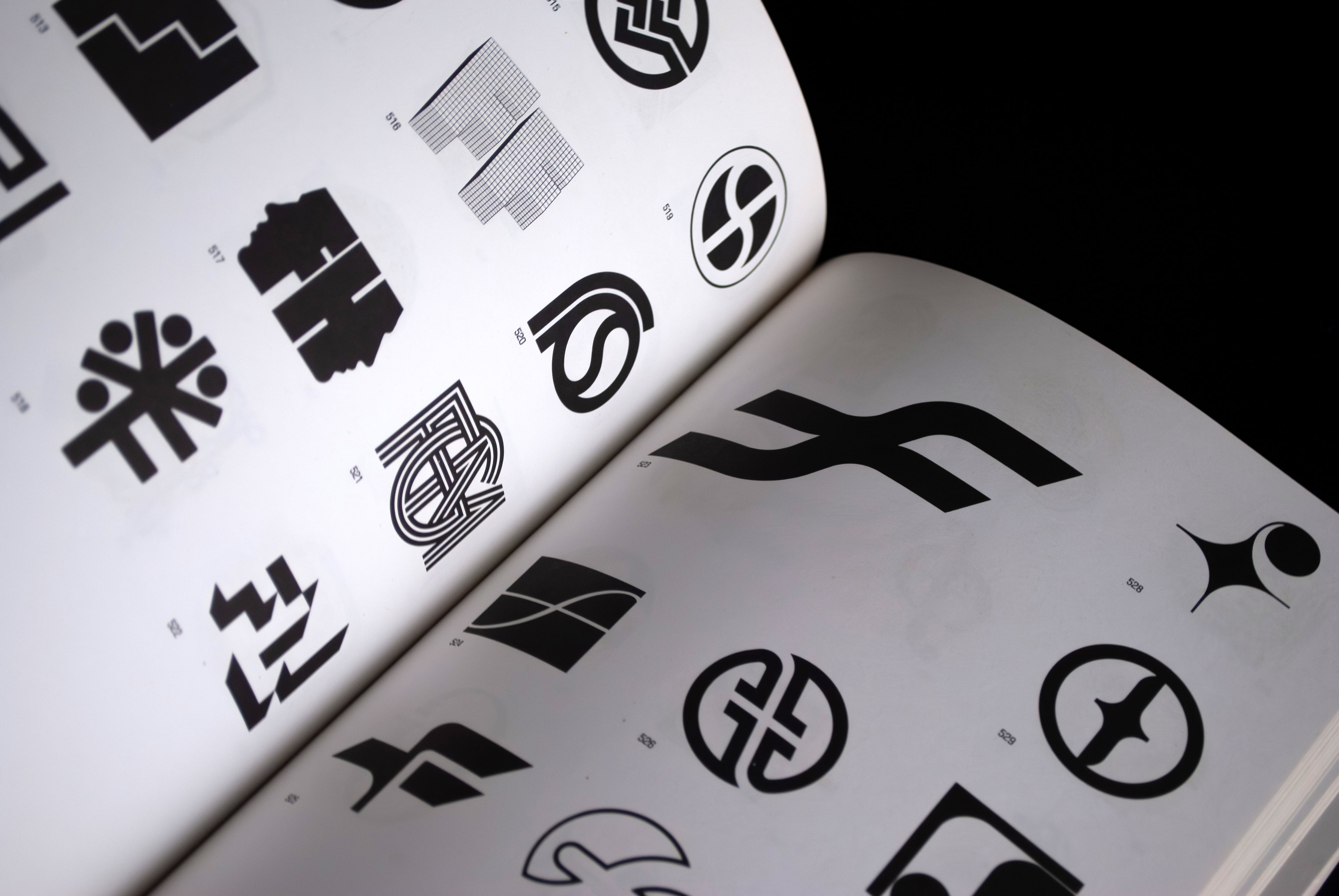 Trademarks & Symbols of the World: Volume 1: The Alphabet in Design