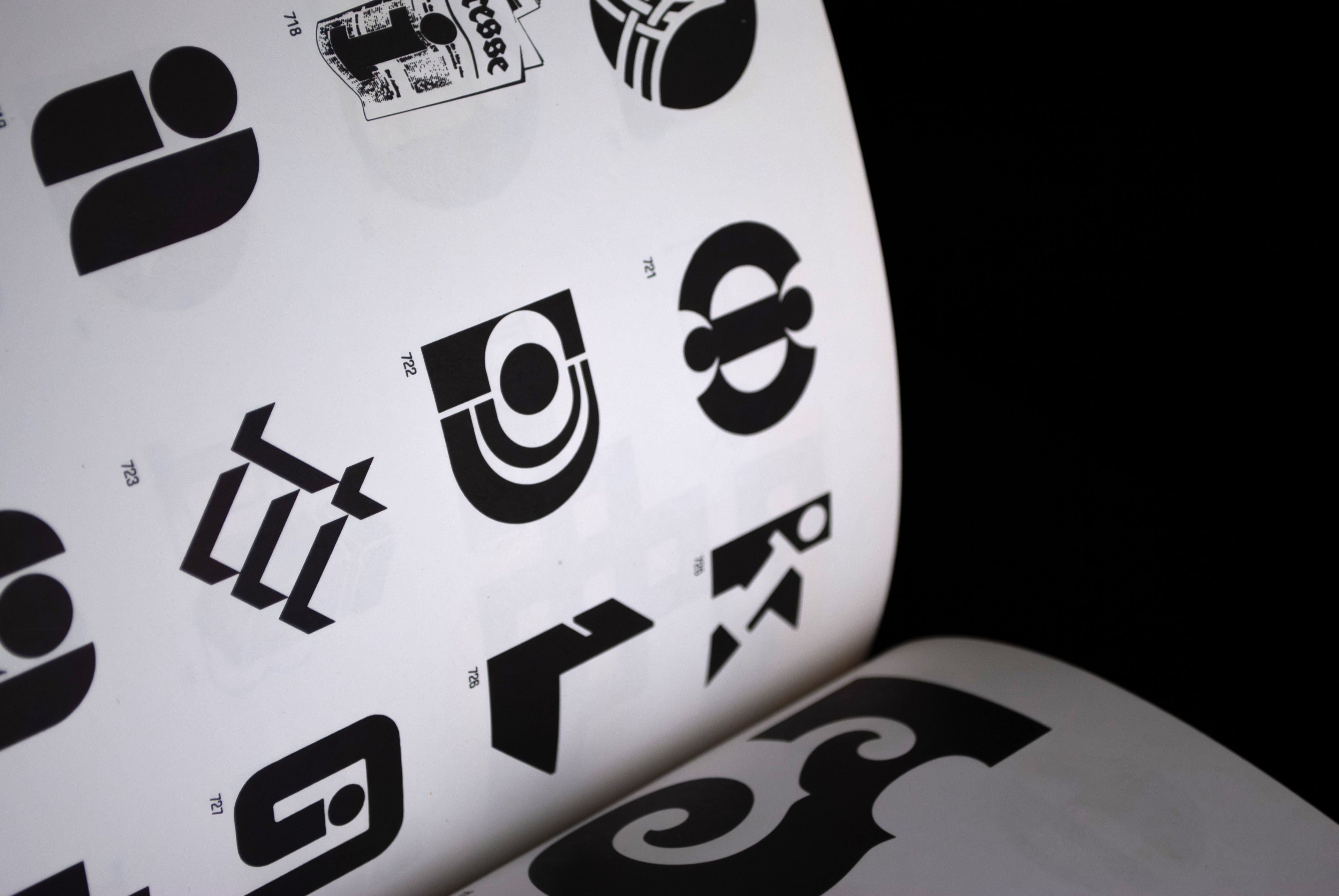 Trademarks & Symbols of the World: Volume 1: The Alphabet in Design