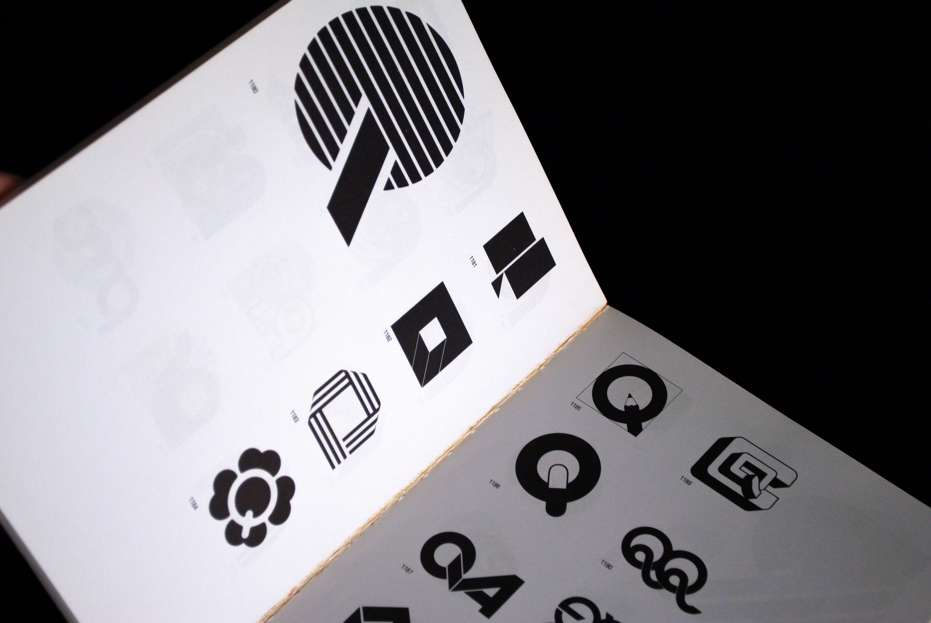 Trademarks & Symbols of the World: Volume 1: The Alphabet in Design