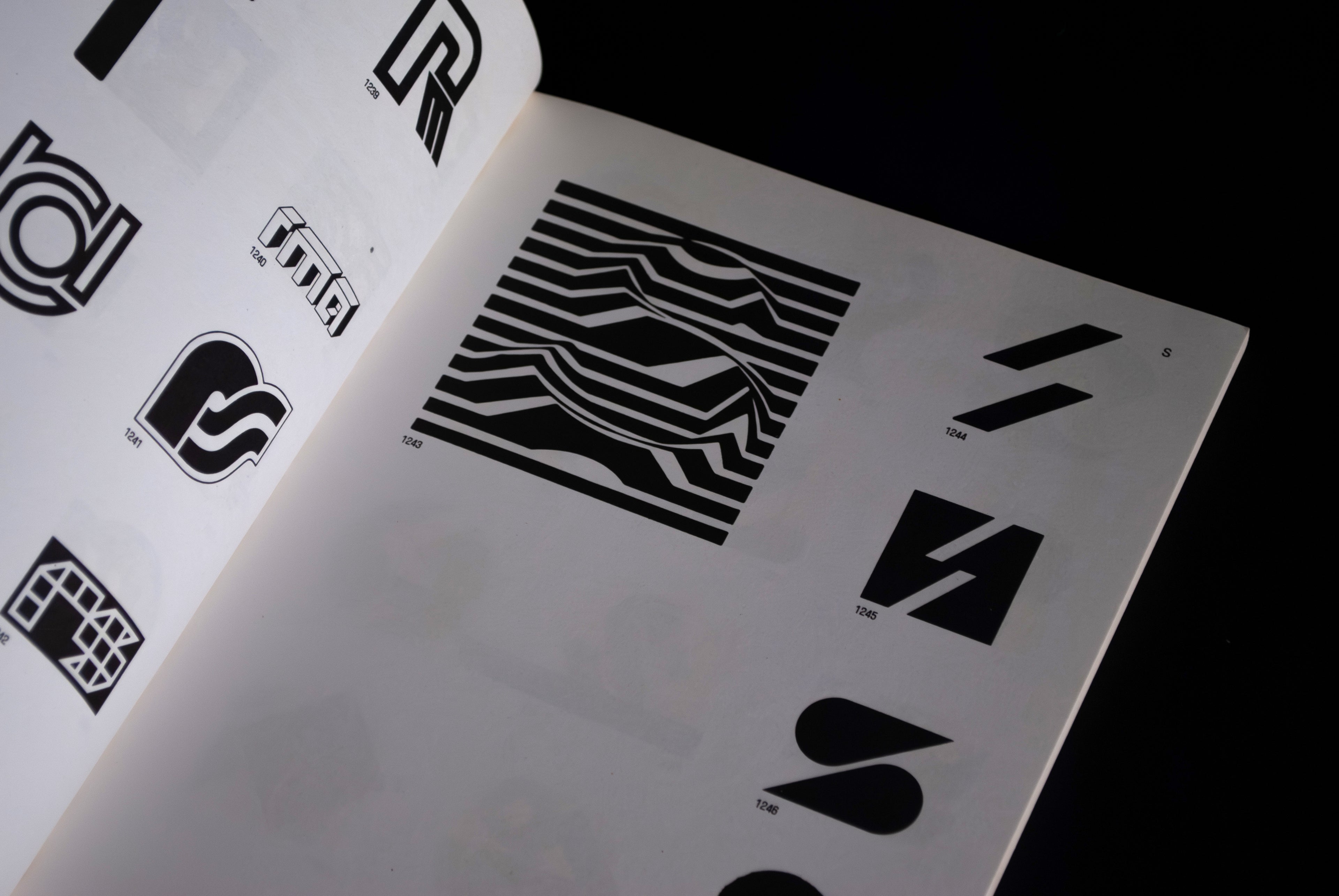 Trademarks & Symbols of the World: Volume 1: The Alphabet in Design