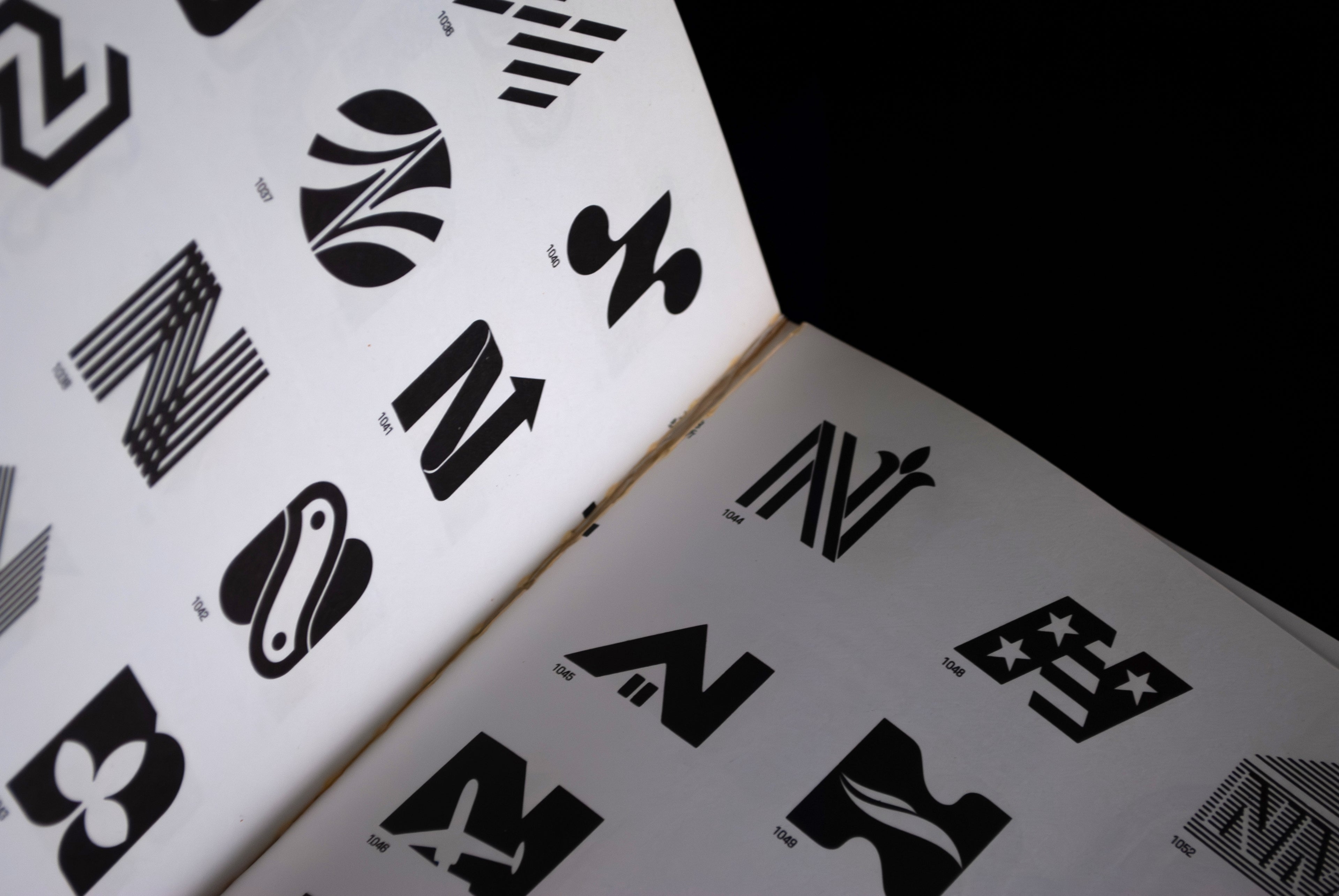 Trademarks & Symbols of the World: Volume 1: The Alphabet in Design